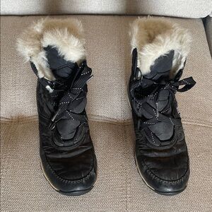 Sorel girls furry sneaker boots size 4